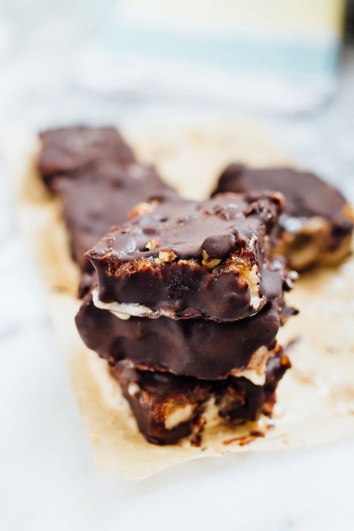 A HEALTHY frozen treat, these banana ice cream bars are topped with date caramel, sprinkled with walnuts and coated with a crunchy chocolate magic shell. They’re absolutely delicious, vegan, gluten-free and paleo!