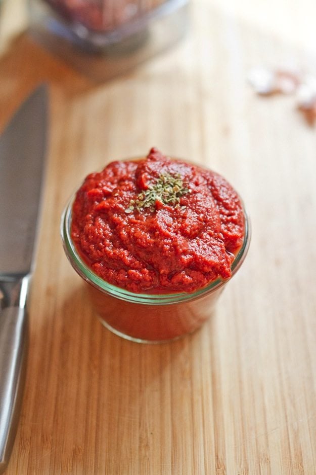 Easy No Cook Blender Pizza Sauce in a weck jar on a cutting board.