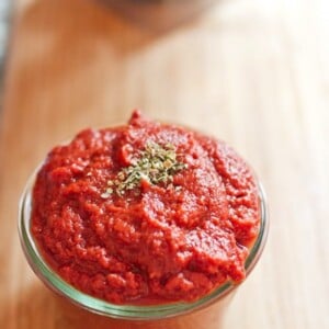 Easy No Cook Blender Pizza Sauce in a weck jar on a cutting board.