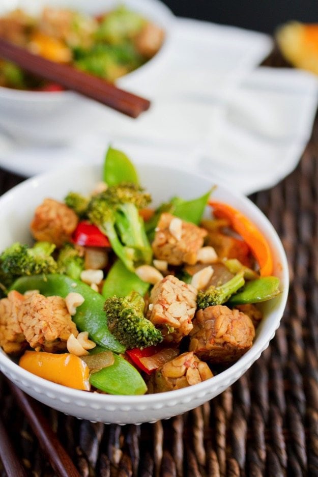 Bowl of Kung Pao Tempeh with veggies.