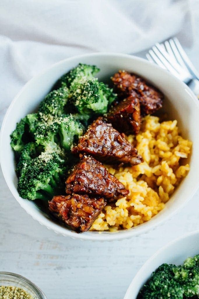 Maple Balsamic Tempeh Bowls with Pumpkin Rice with broccoli. 2 forks are to the side.