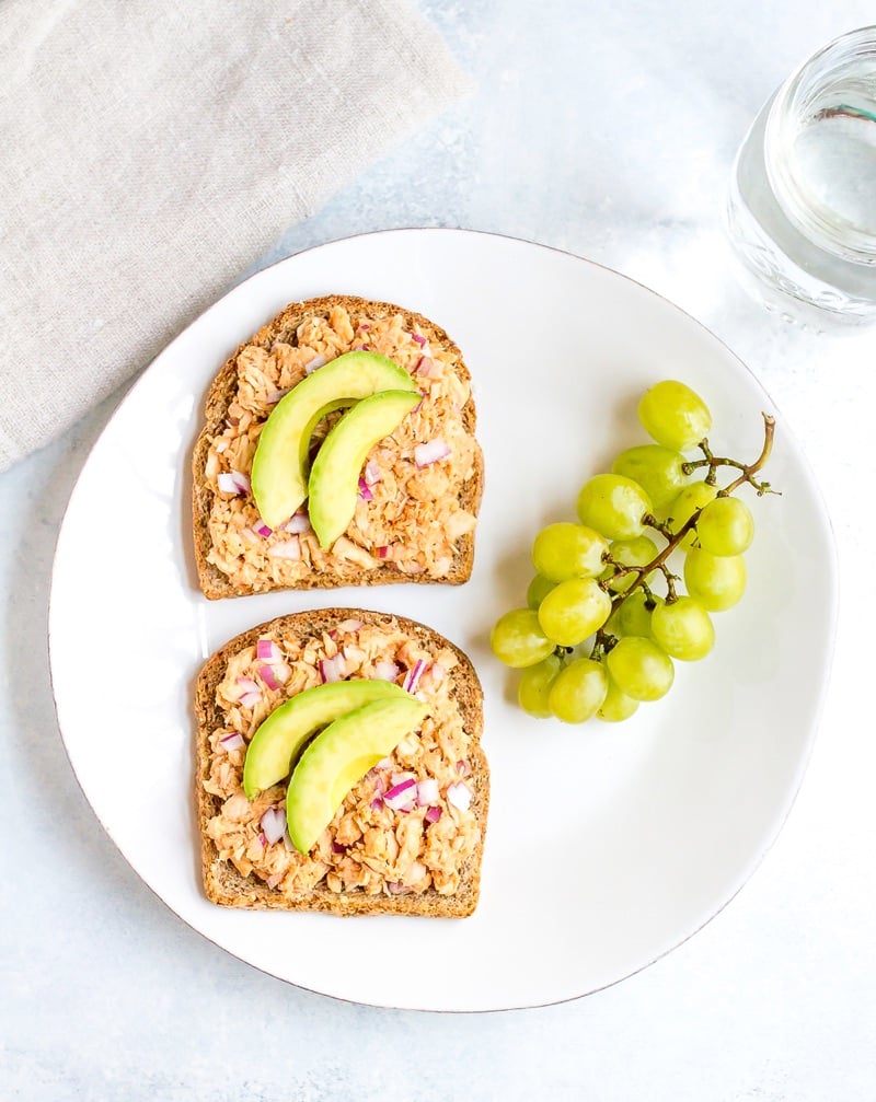 Combine hummus and bbq sauce with canned tuna for a sweet and savory open-faced bbq hummus tuna sandwich. It’s easy, healthy and absolutely delicious!