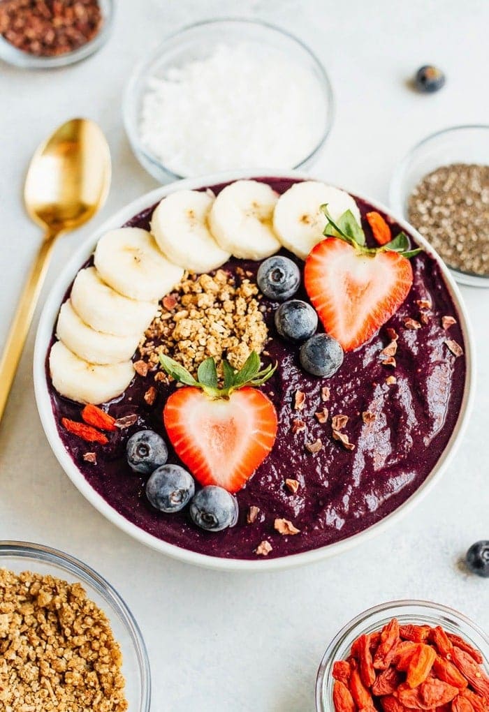 Thick and satisfying MAQUI BERRY smoothie bowl. // Loaded with antioxidants and absolutely delicious. 