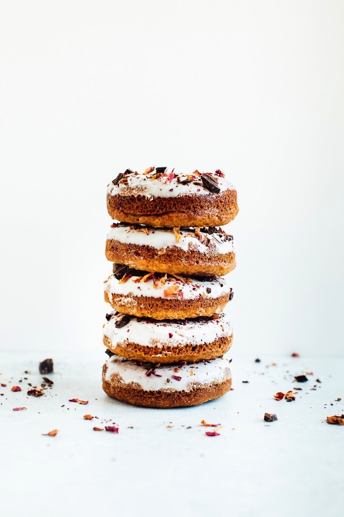  Baked almond flour donuts with rose petals and dark chocolate. Gluten-free, dairy-free and sweetened with coconut sugar. 