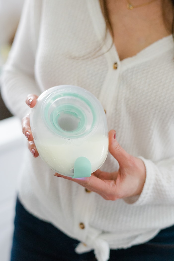 Willow breast pump reusable container with milk 
