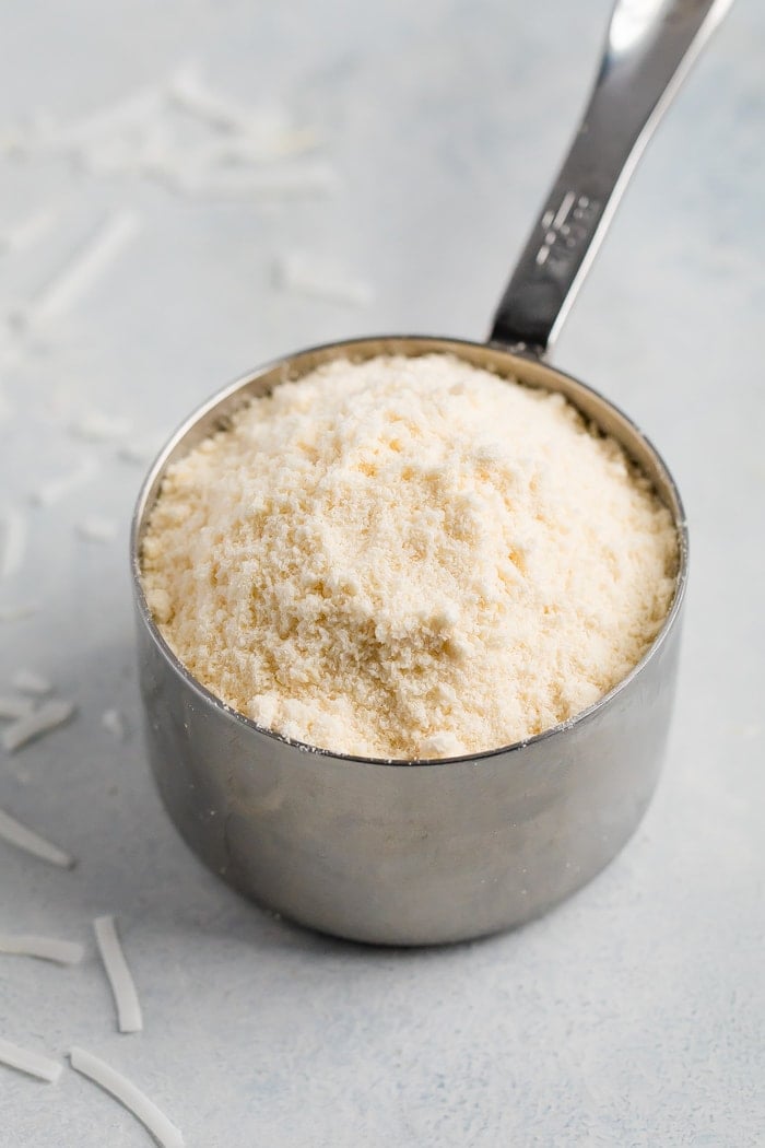 Farine de coco dans une tasse à mesurer.