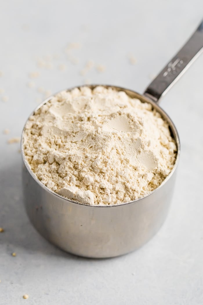 Tasse à mesurer avec de la farine de quinoa.