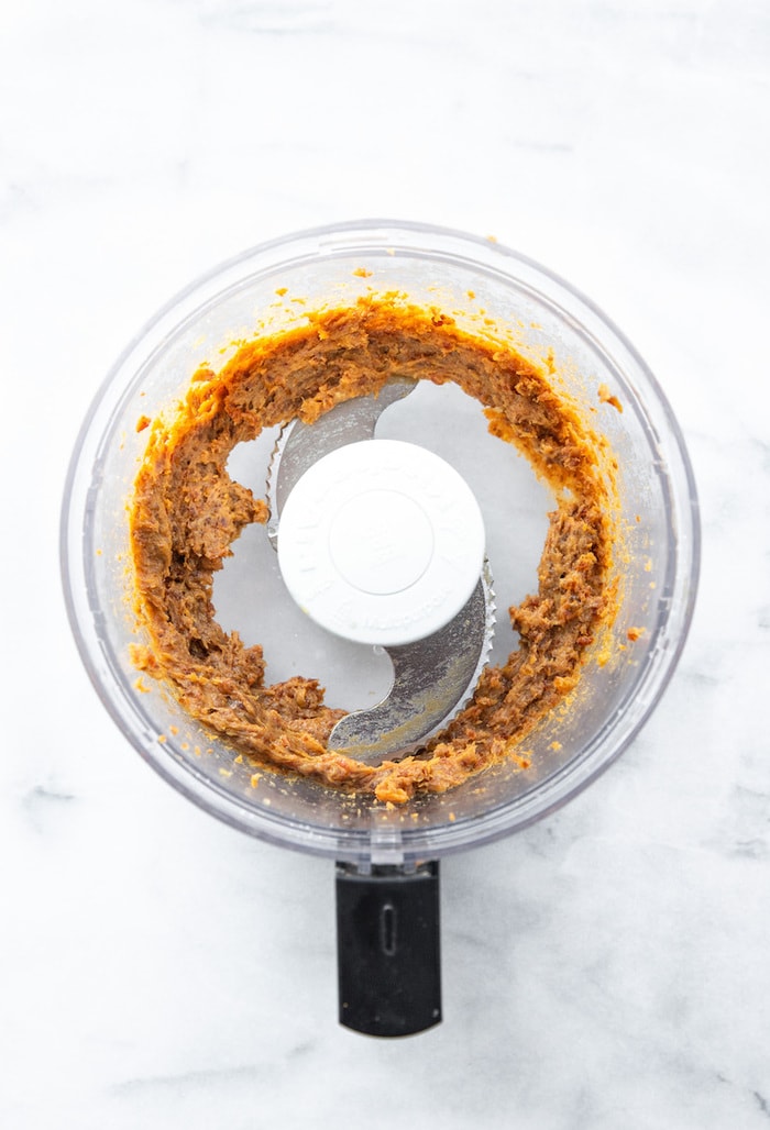 Food processor with date caramel.