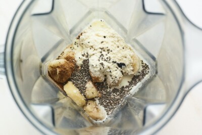 Banana, cinnamon, vanilla protein powder, chia seeds, almond milk and vanilla in a blender.