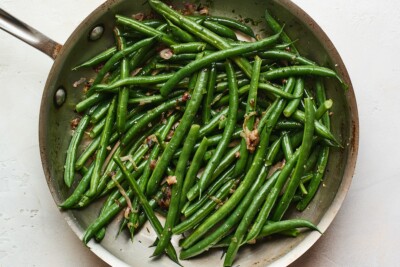 A saucepan with green beans almondine.