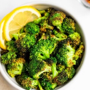 cropped-air-fryer-broccoli-overhead-lemon-slices.jpg