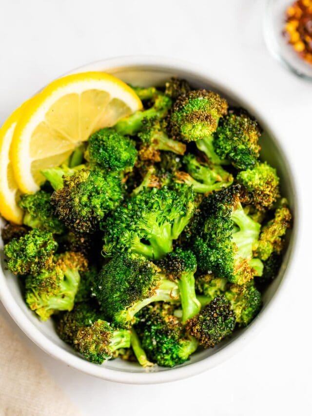 cropped-air-fryer-broccoli-overhead-lemon-slices.jpg