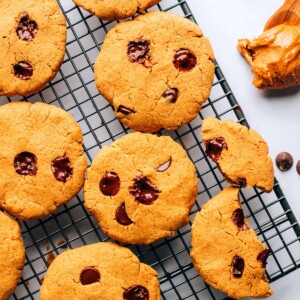 A wire cooling rack with protein cookies on top.