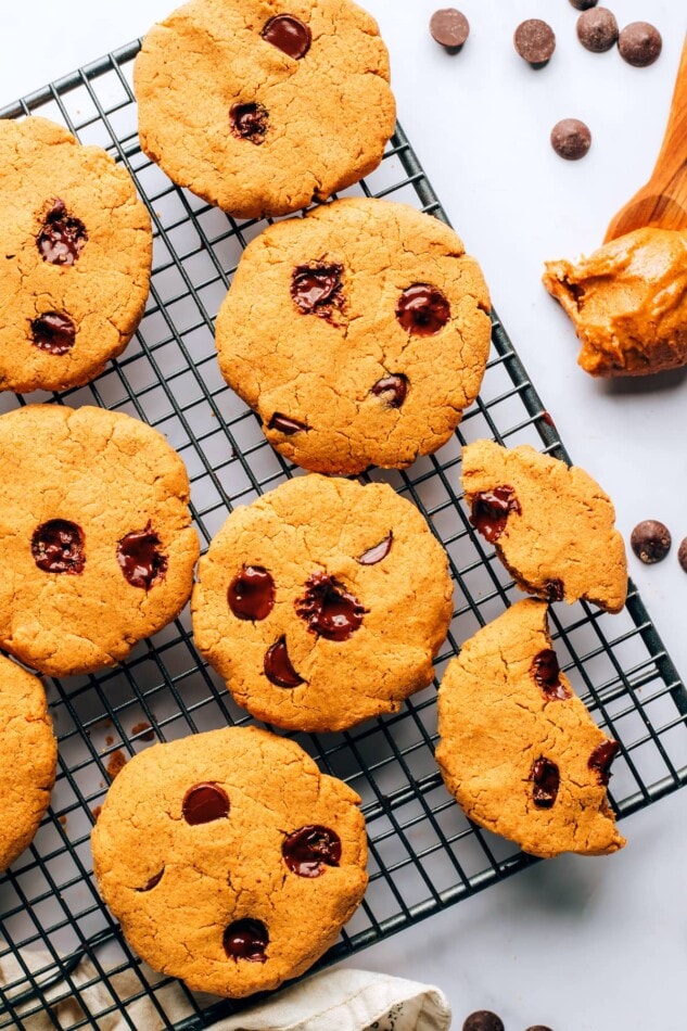 A wire cooling rack with protein cookies on top.