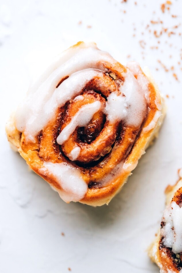 An overhead photo of a single vegan cinnamon roll.