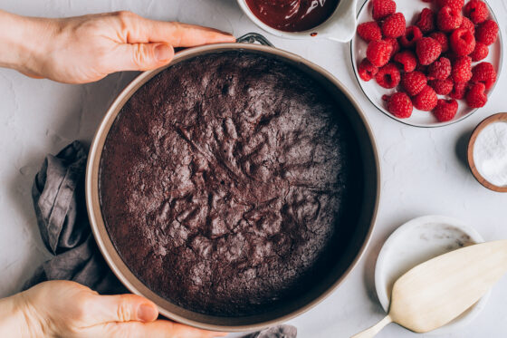 Removing the springform rim from the cake.