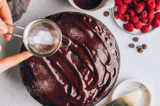 Sprinkling the cake with powdered sugar.