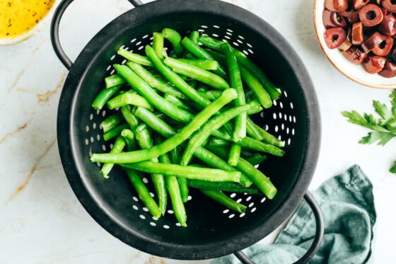 Green beans in a steamer basket.