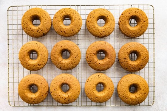 Twelve donuts on a wire cooling rack.