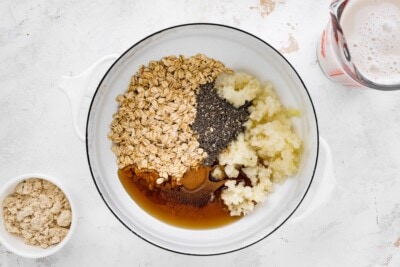 Oats, chia seeds, cauliflower, maple syrup, cinnamon and salt in a sauce pan.