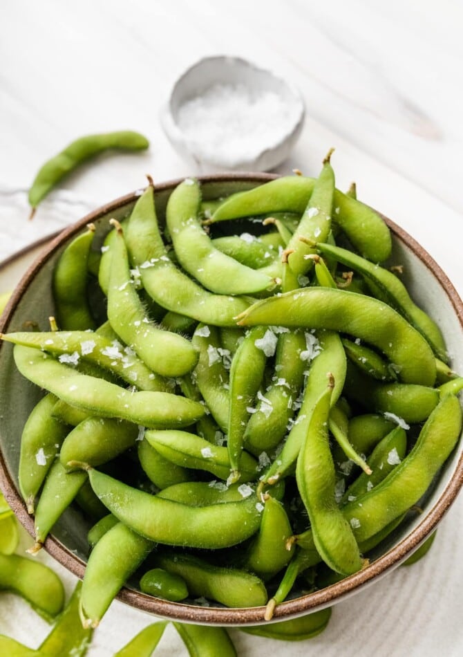 A bowl of edamame with salt.