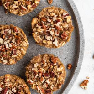 Chai baked oatmeal cups on a gray plate.