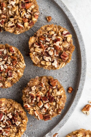 Chai baked oatmeal cups on a gray plate.