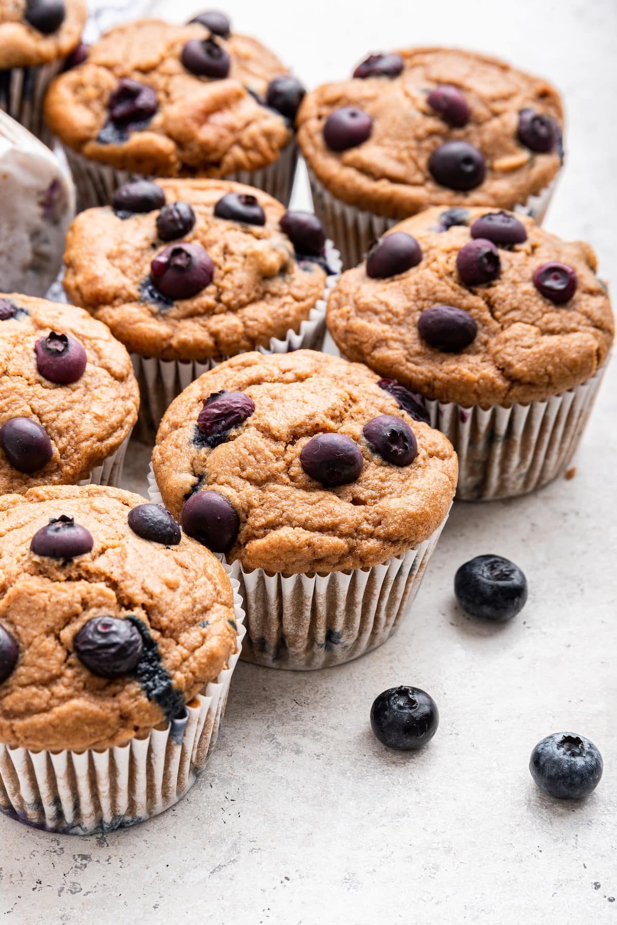 టేబుల్‌పై బ్లూబెర్రీ ప్రోటీన్ మఫిన్‌లు.