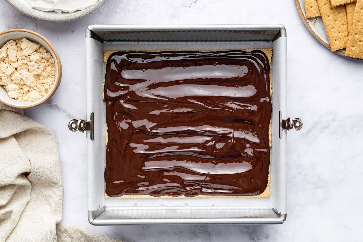 Smooth layer of melted chocolate spread in a baking dish.